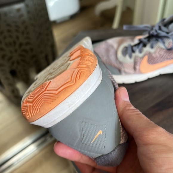 NIKE, sneakers size 9, preloved but lots of life left - Picture 5 of 8